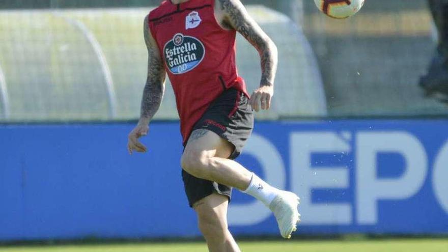 Fede Cartabia controla el balón durante el entrenamiento de ayer en Abegondo.