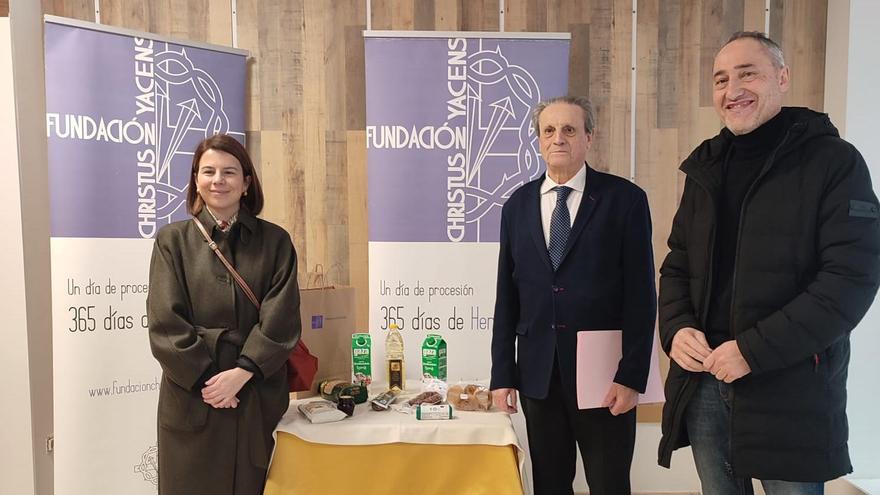 Autoridades en la presentación de la accción solidaria.