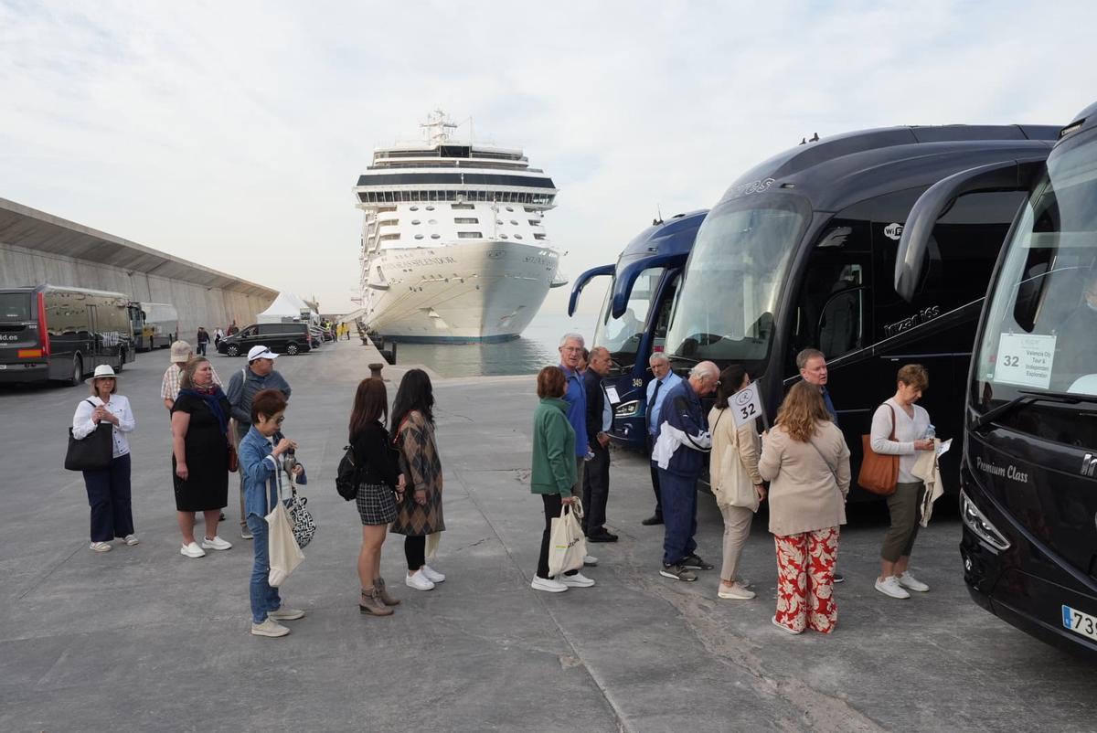 Los cruceristas acceden a uno de los autobuses habilitados a su llegada a Castelló.