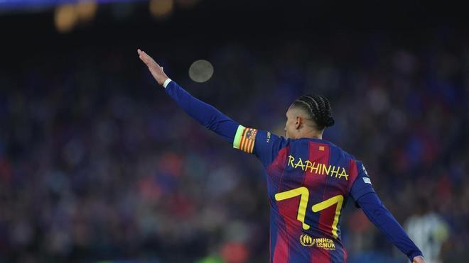 Raphinha celebra uno de sus goles contra el Newcastle