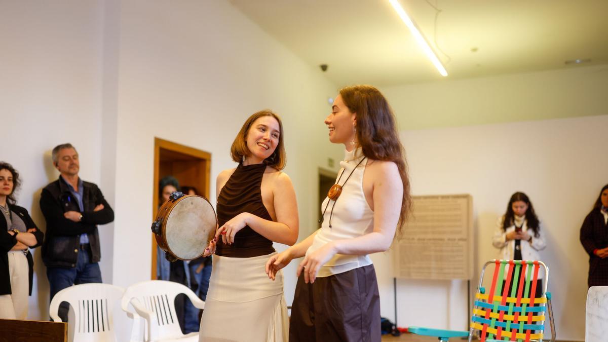 O dúo musical galego, Fillas de Cassandra con Sara Faro á dereita