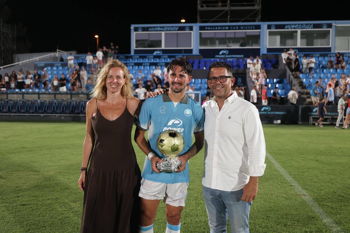 Theo Valls con el Trofeo Festes de la Terra