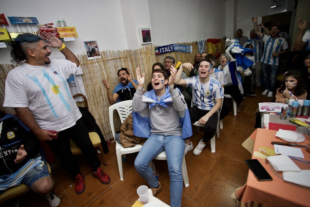 Aficionados argentinos en Murcia: partido, penaltis y celebración