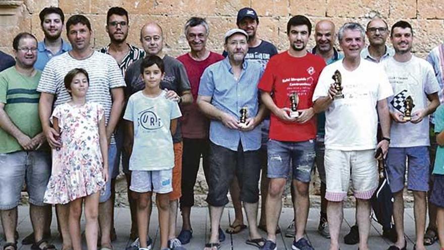Foto de familia de los jugadores del torneo de rápidas Santa Cándida, en Llucmajor.