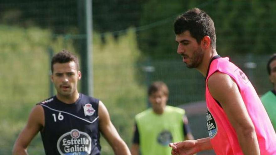 Nélson Oliveira controla el balón ante Bruno Gama ayer en el entrenamiento en Abegondo. / 13fotos