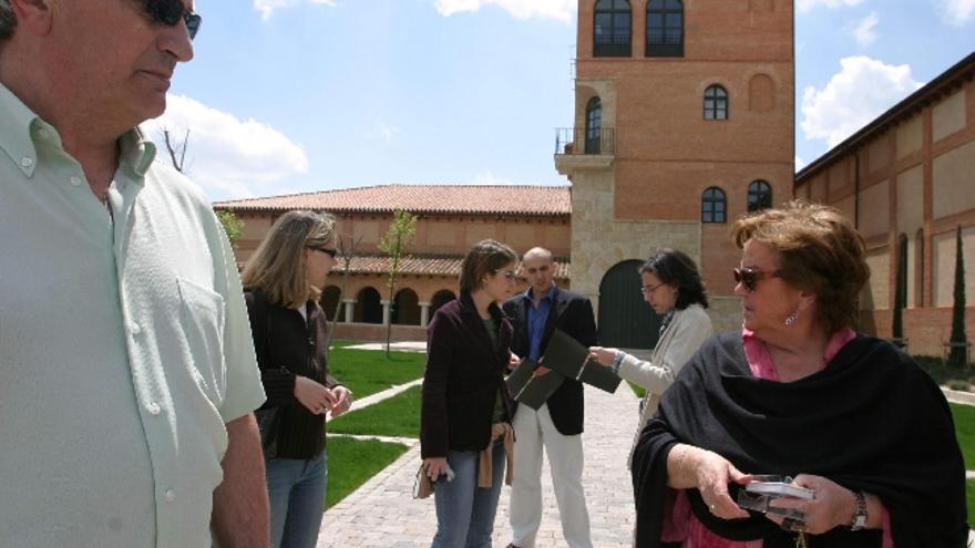 Un grupo de personas durante una de las visitas realizadas a la Bodega y el Hotel de &quot;Hacienda Unamuno&quot;