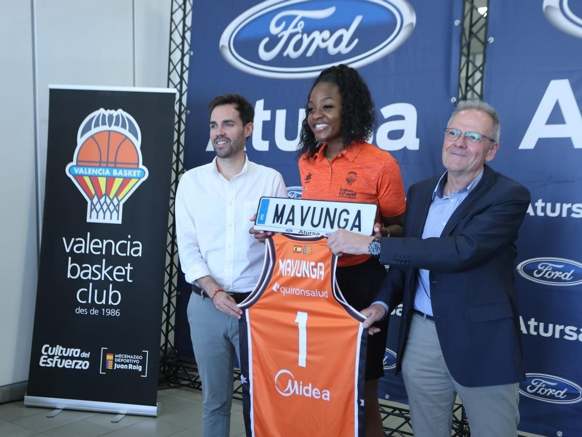 Mavunga recibió su nueva camiseta