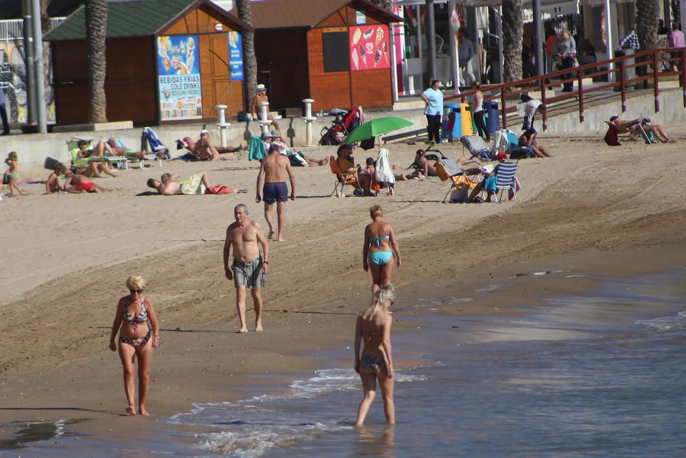 Las inusuales altas temperaturas han animado en los últimos días la afluencia a las playas de la Vega Baja. Aquí imágenes de la playa del Cura en Torrevieja.