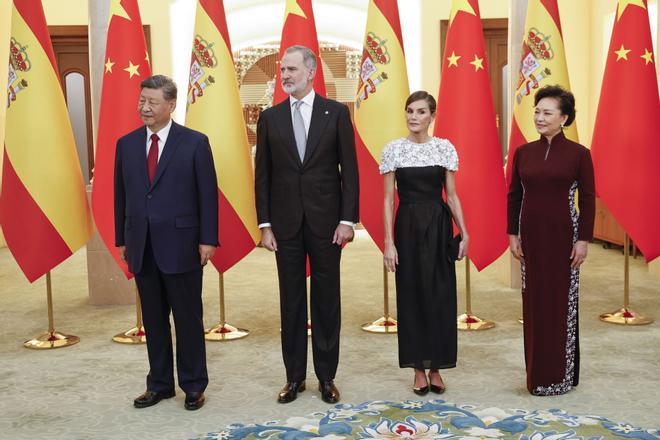 Los regalos de Zarzuela: un móvil chino de Xi y 20 botellas de alcohol para Felipe VI y casi 80 libros y 7 pendientes para Letizia