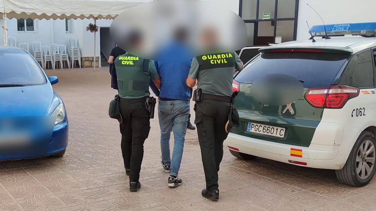 Dos agentes de la Guardia Civil arrestan a uno de los sospechosos de los robos en Totana.