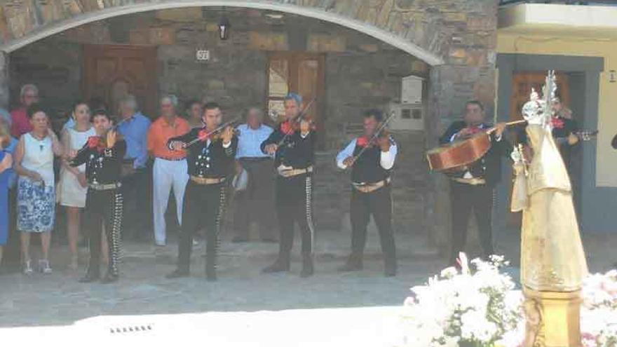 Requejo y Rianxo honran a la Virgen de Guadalupe al son de mariachis