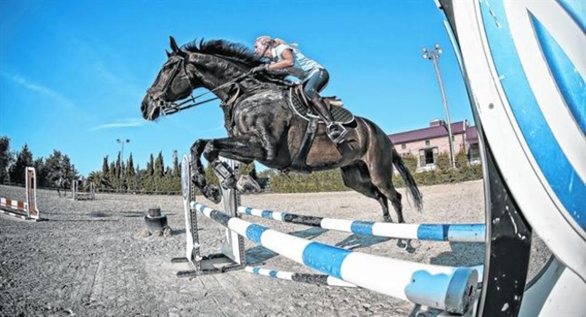 Raquel Gatell iScooby entrenen els salts al Reial Club de Polo de Barcelona. Raquel Gatell iScooby entrenen els salts al Reial Club de Polo de Barcelona.