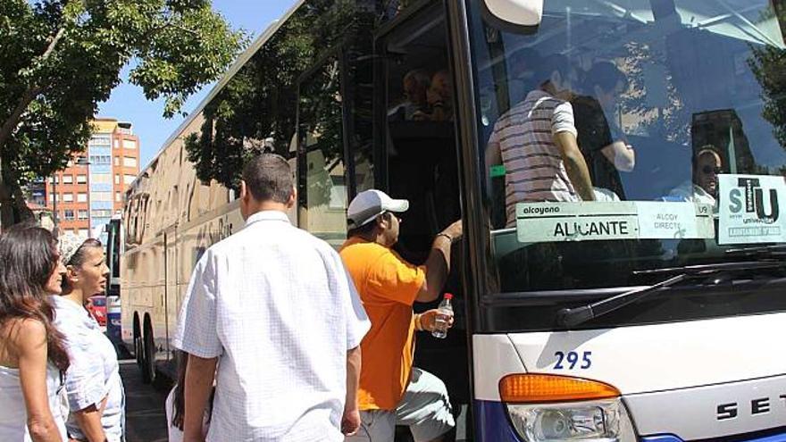 Un autobús del transporte de La Alcoyana carga pasajeros en la zona de la Uxola.