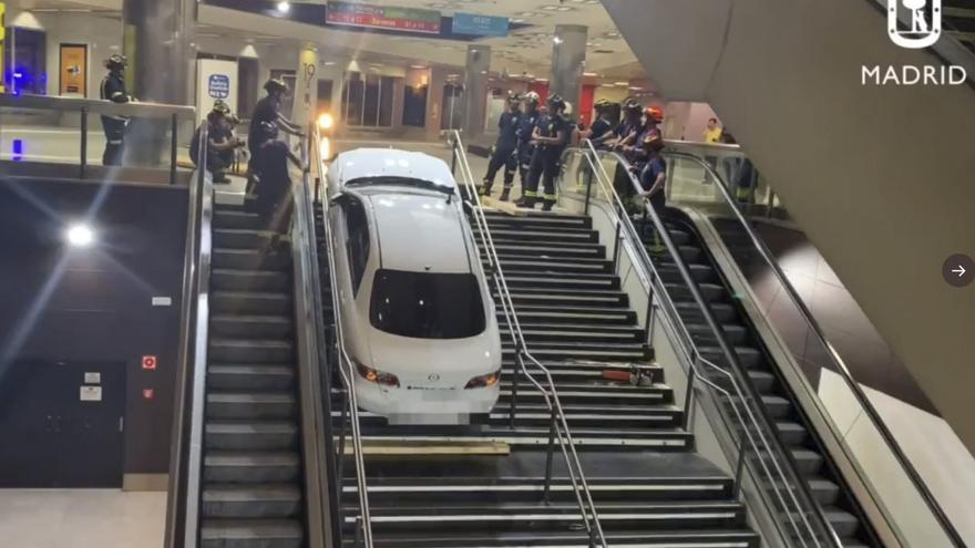 Roba un vehicle i l&#039;encaixa en unes escales mecàniques del Metro de Madrid
