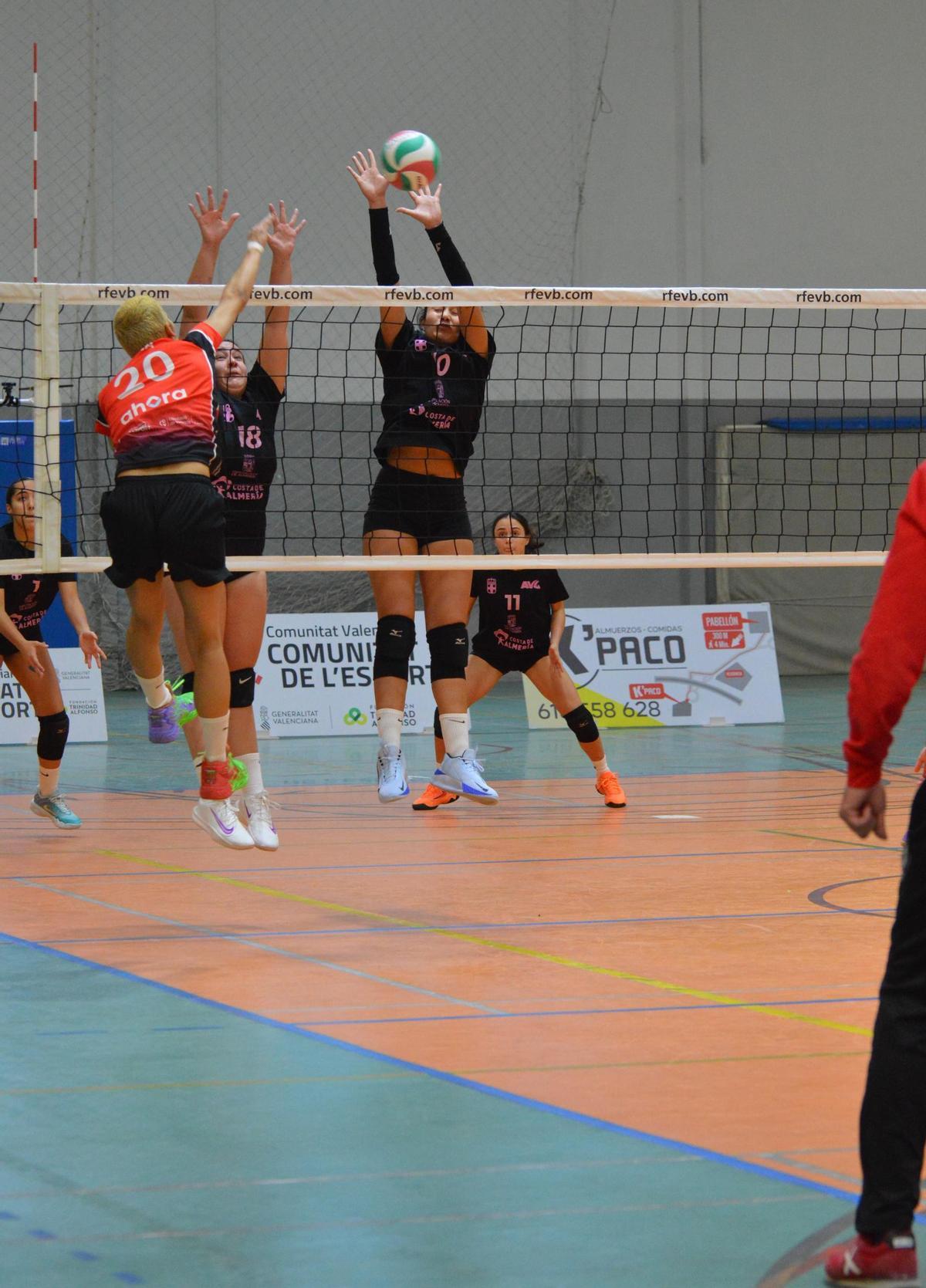 Ataque del Xàtiva Voleibol femenino en el partido.
