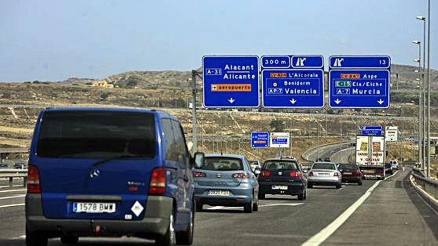 VehÍculos con la señalización de la AP-7 a su paso por la provincia de Alicante.