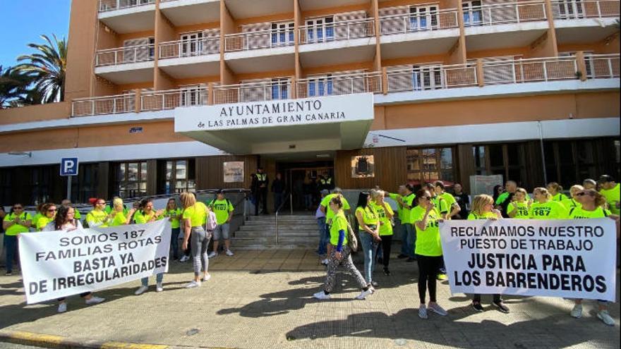 Los 187 barrenderos despedidos se concentran para exigir su readmisión