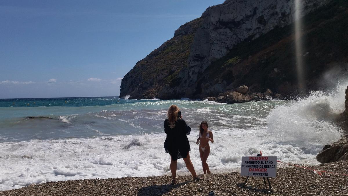 Los turistas aprovecharon ayer para tomarse fotografías en la orilla del enfurecido mar