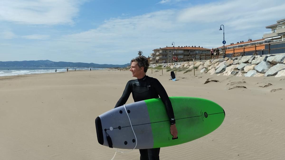 L’escriptora Cristina Malagelada practicant surf, que té un paper rellevant a la novel·la.