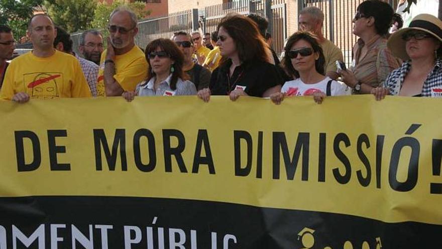 El todavía director de Las Norias, el primero por la izquierda, durante una manifestación.