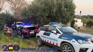 Imagen de la actuación de Mossos y Policía en esta finca, en la que se encontró el cuerpo