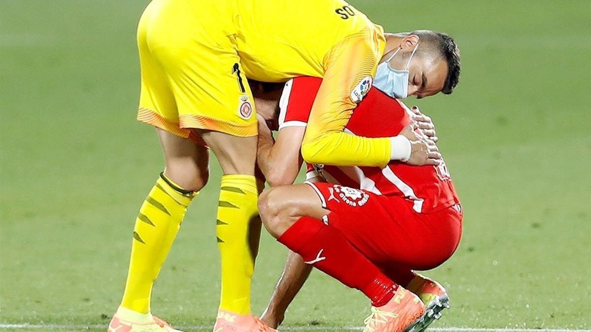 Aday Benítez, consolado por el portero del Elche, ayer.