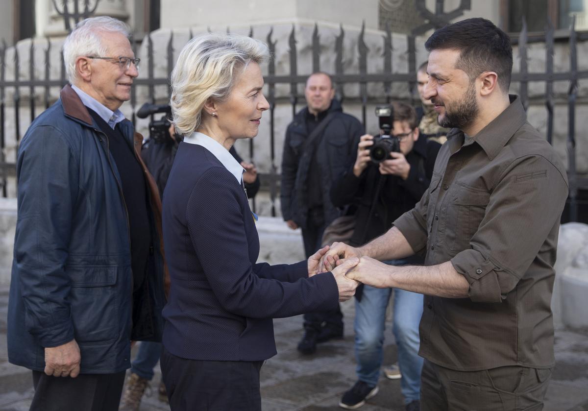 Kiev (Ucrania), 08/04/2022.- Von der Leyen y Borrel junto a Zelenski en Kiev