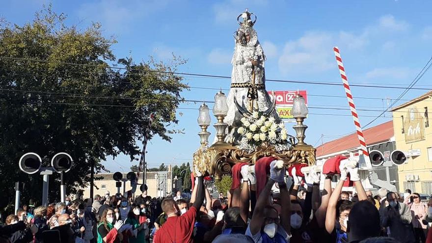 La Virgen de las Virtudes en el cruce del paso a nivel esta mañana.