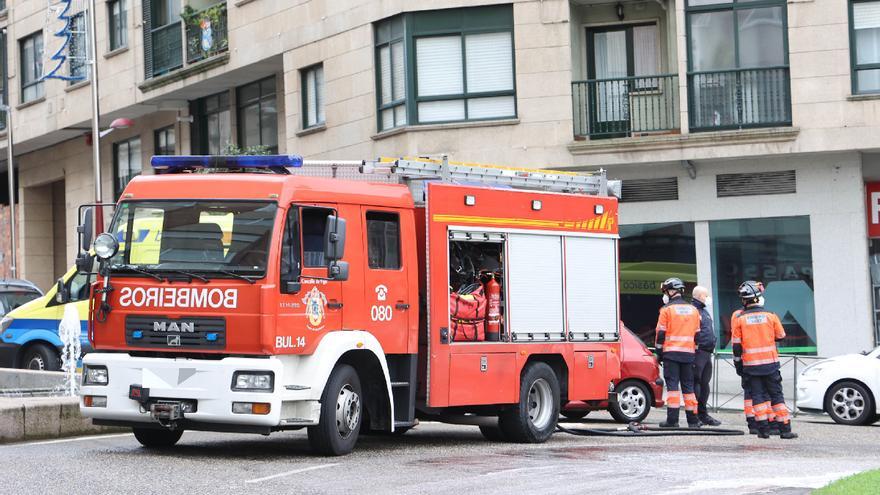 Susto que casi termina en tragedia: un árbol cae sobre un coche en Samil