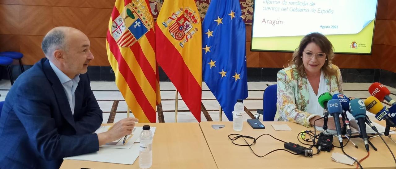 Fernando Beltrán, subdelegado en Zaragoza, y Rosa Serrano,  delegada del Gobierno en Aragón, en rueda de prensa.
