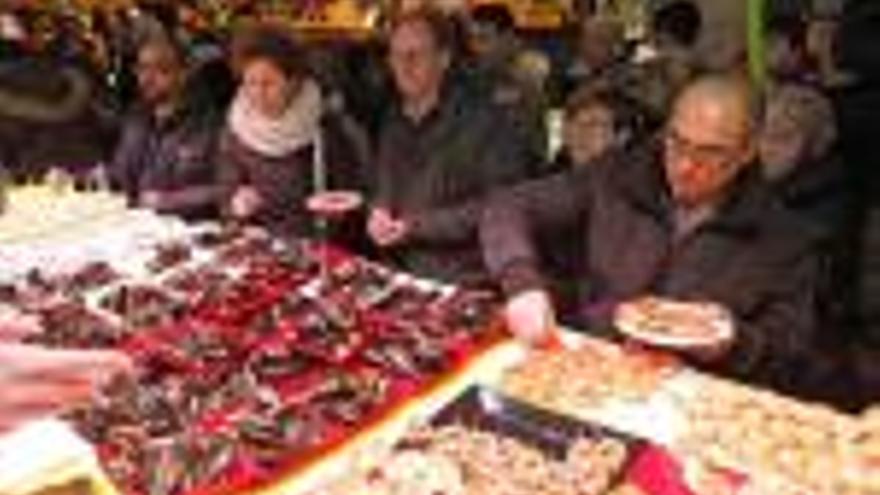 Els visitants van omplir el mercat del Lleó per fer tastets.