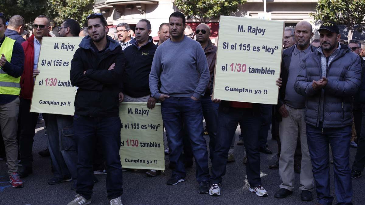 Protesta de los taxitas de Barcelona frente a la Delegación del Gobierno
