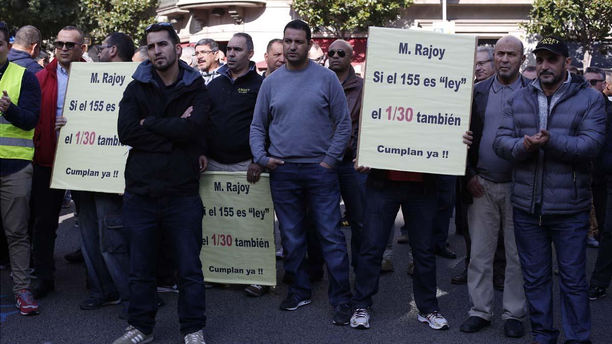 Els taxistes de Barcelona protesten davant de la Delegació del Govern.