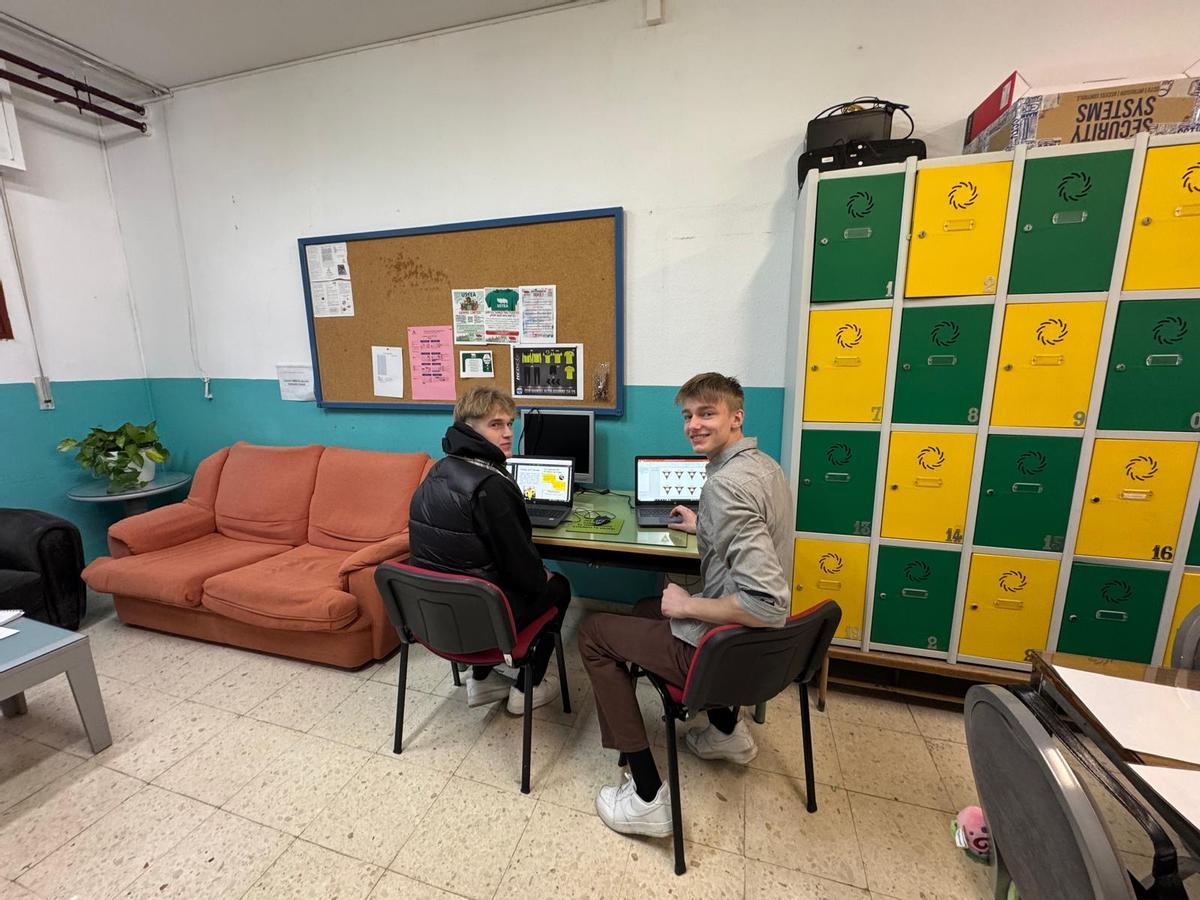 Troy y Kōue estudian Informática en Estonia y están haciendo prácticas en el CEIP Manuel Altolaguirre de Málaga.