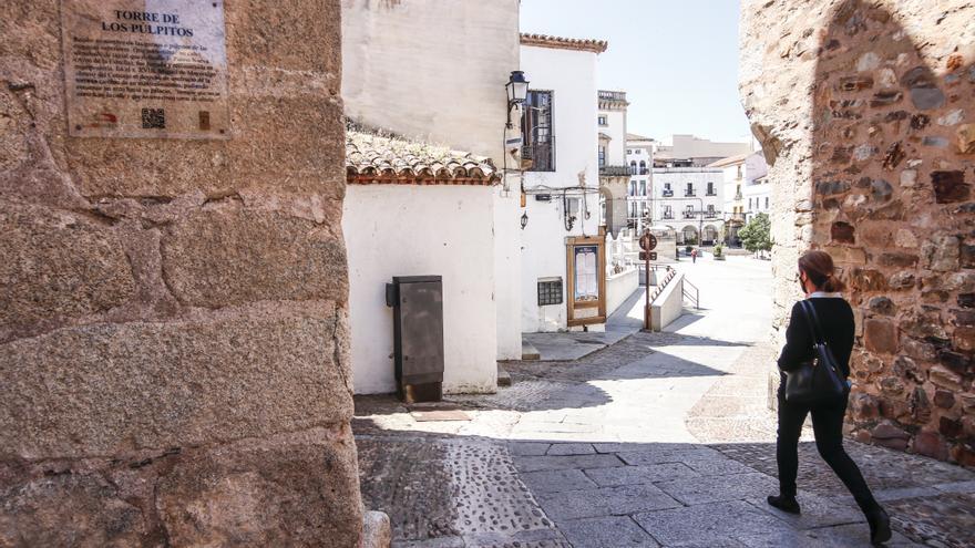 La Torre de los Púlpitos de Cáceres mejorará su visión tras la demolición este lunes de un almacén anexo