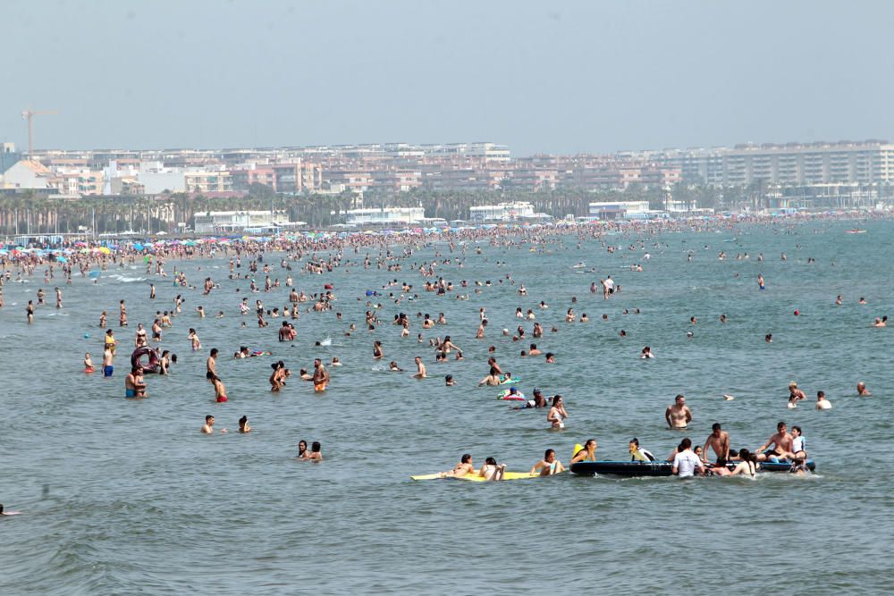 La playa del Cabanyal reabre tras su cierre por vertidos fecales