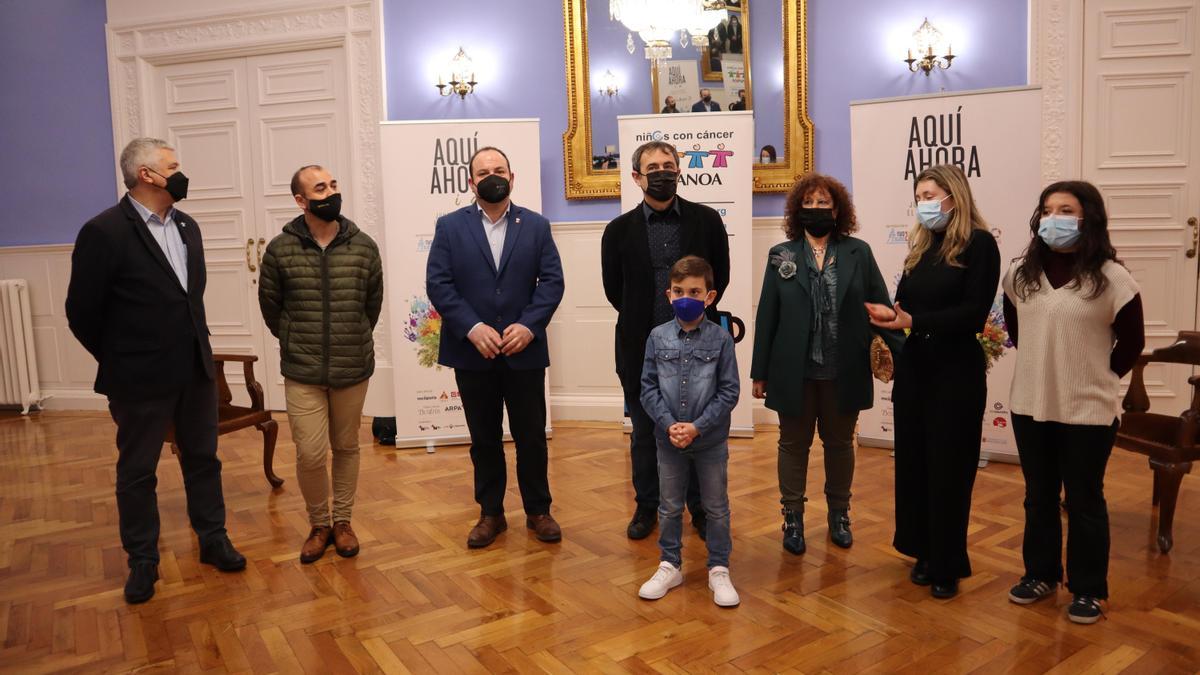 Los participantes en la presentación de la película, con el niño protagonista (Antonio Ibáñez), en el centro.