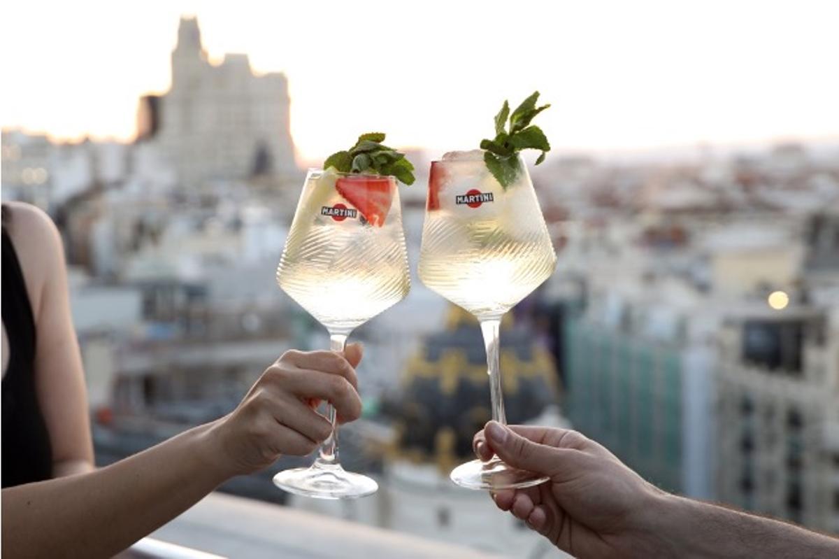 Dos personas brindan con dos copas de Martini en la azotea del Círculo de Bellas Artes.