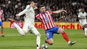 Lenglet en el partido de ida de los octavos de final de la Champions League ante el Real Madrid