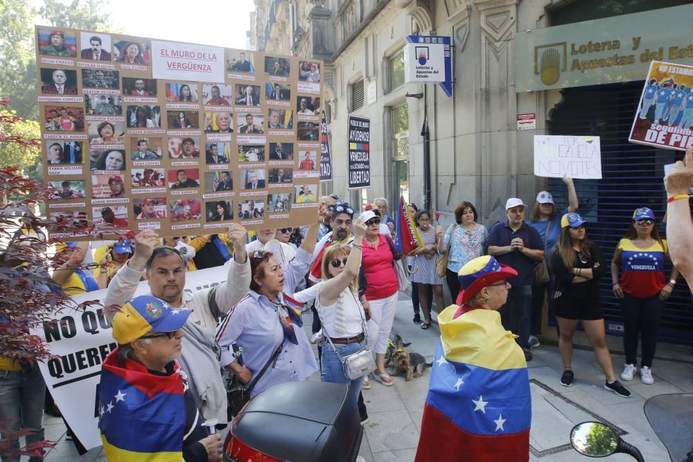 "Venezuela está luchando por su libertad" ha sido una de las consignas que se han leído esta mañana por los pensionistas venezolanos en Vigo.