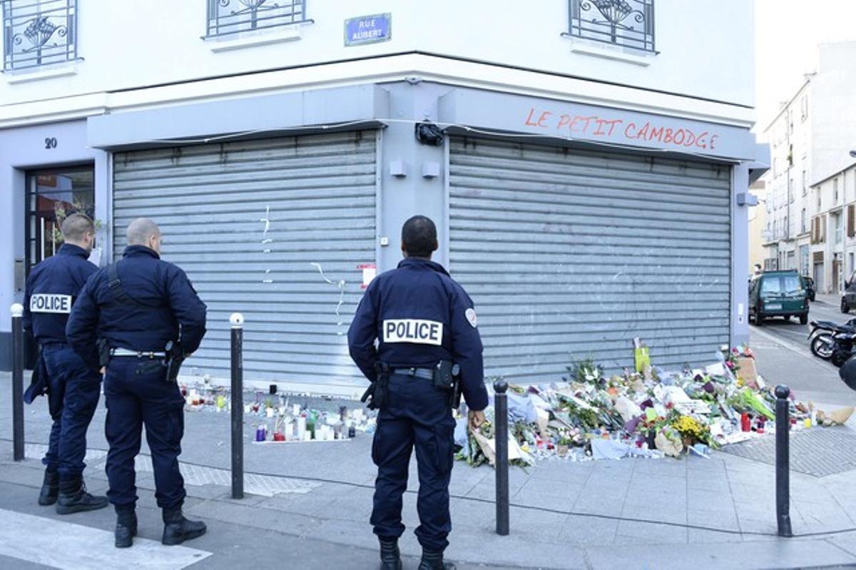 La policia davant Le Petit Cambodge, tancat, aquest diumenge.