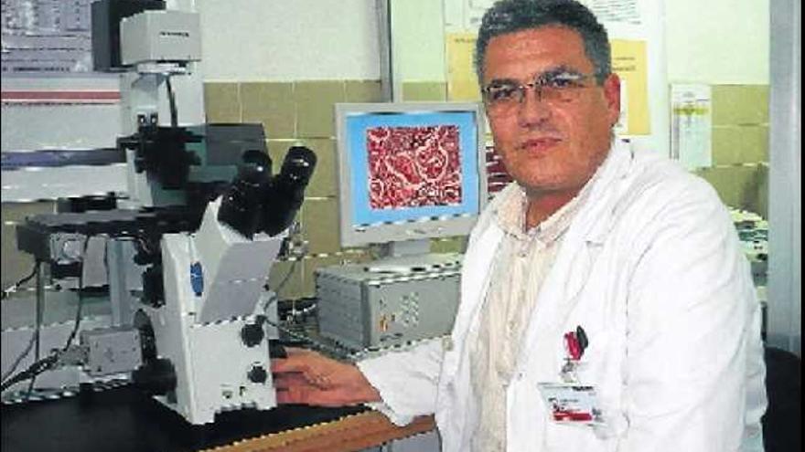 El doctor Soto, en el laboratorio del hospital donde se desarrollan buena parte de los proyectos de investigación