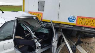 Un herido grave al chocar un turismo y un camión en Soria