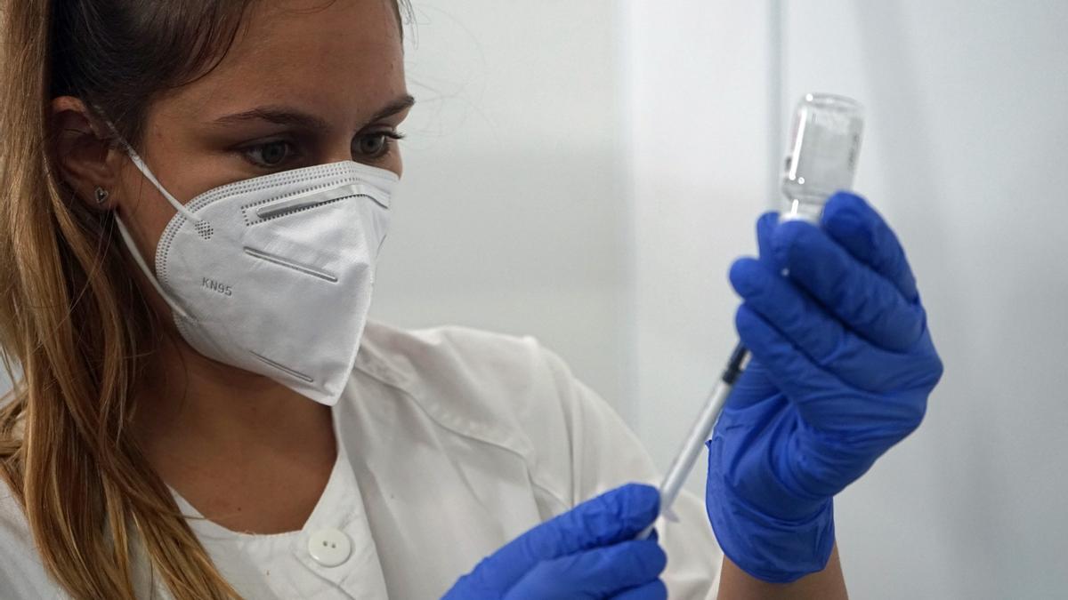 Una enfermera prepara una dosis de la vacuna contra el coronavirus.