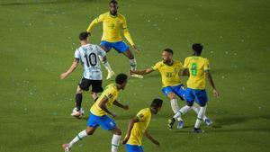 Messi rodeado de jugadores brasileños