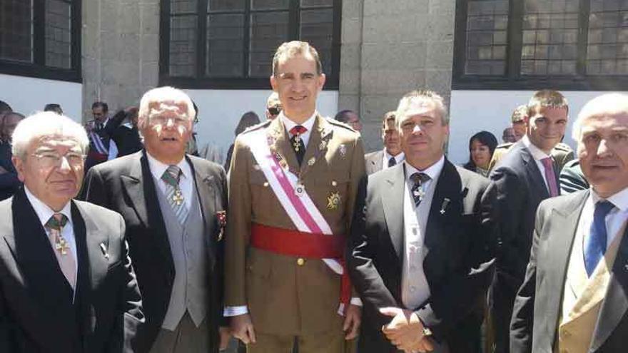 Los Caballeros Cubicularios de Zamora, con el rey Felipe VI en El Escorial.