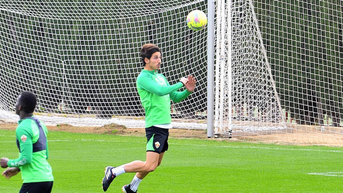 Pere Milla remata de cabeza un balón, durante un entrenamiento