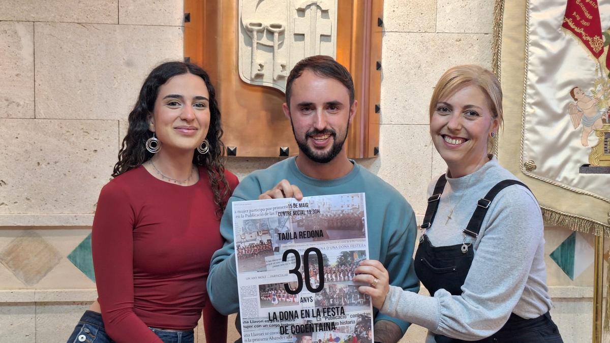 De izquierda a derecha, Martina Faus, autora del cartel; Javi Sansalvador, edil de Fiestes; y M. Nieves Pascual, moderadora de la mesa redonda