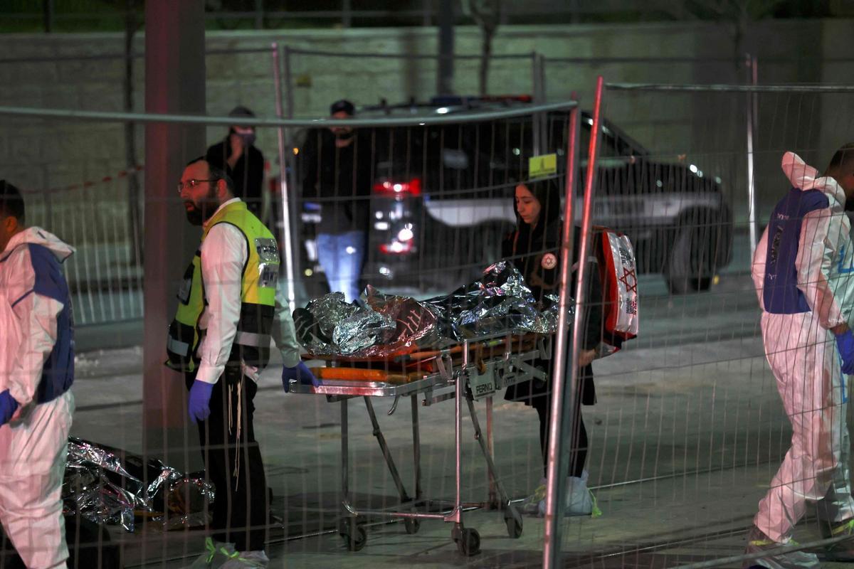 Un atentado a las puertas de una sinagoga de Jerusalén ha dejado al menos ocho muertos israelís y varios heridos este viernes por la noche. El atacante ha sido neutralizado en el lugar de los hechos por las fuerzas israelís.