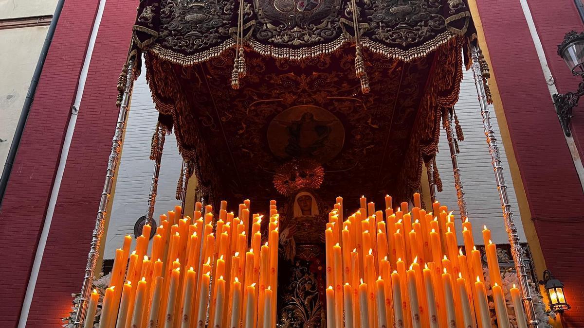 Vídeo | Así ha sido la salida de Nuestra Señora de Regla de la Hermandad de Los Panaderos a sones de "Virgen de Regla"